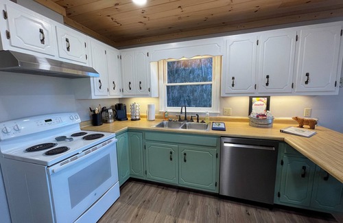 Sky Valley Cabin | Mountain Resort Cabin: A Perfect Retreat with Hot Tub