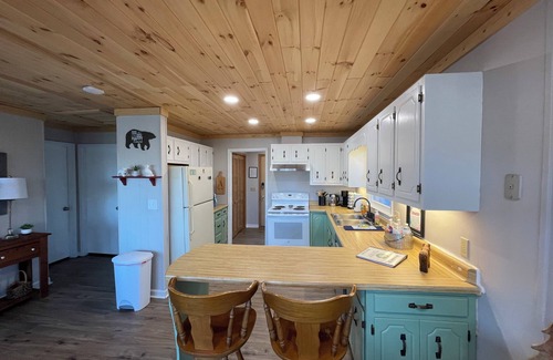 Sky Valley Cabin | Mountain Resort Cabin: A Perfect Retreat with Hot Tub