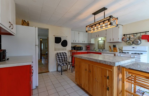Bakers Mills House | Discover Mountain Retreat: 4BR with Office & Fast Internet