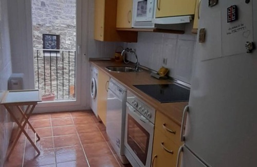 Canfranc Apartment | Cozy Apartment Canfranc: Ideal for Families & Relaxation