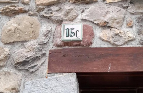 Canfranc Apartment | Cozy Apartment Canfranc: Ideal for Families & Relaxation