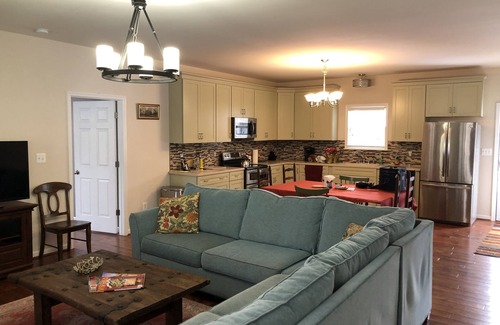 Etlan House | Idyllic Mountain Retreat: Hike, Sip Wine & Explore History