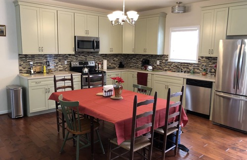 Etlan House | Idyllic Mountain Retreat: Hike, Sip Wine & Explore History
