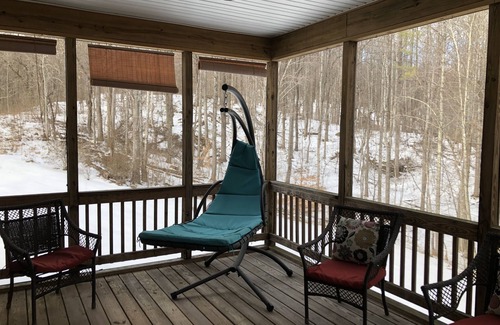 Etlan House | Idyllic Mountain Retreat: Hike, Sip Wine & Explore History