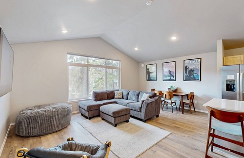 Alyeska House | Cozy Mountain Retreat with Full Kitchen & Children's Games