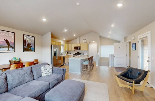 Alyeska House | Cozy Mountain Retreat with Full Kitchen & Children's Games