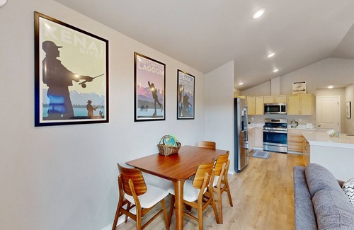Alyeska House | Cozy Mountain Retreat with Full Kitchen & Children's Games