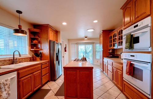 Mariposa House | Scenic Mountain Retreat with Hot Tub & Stargazing in Yosemite