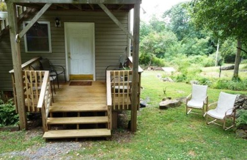 Stanley Apartment | Top-Rated Mountain Roots Lodging: Family & Pet Friendly