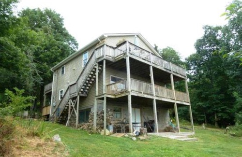 Stanley Apartment | Top-Rated Mountain Roots Lodging: Family & Pet Friendly