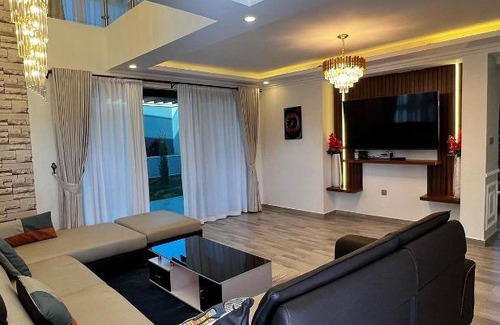 Fort Portal Hotel | Cozy Mountain's Lounge: Pet-Friendly Stay with Pool & Hot Tub