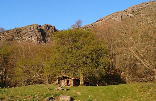 Sare Cabin | Explore a Scenic Mountain Retreat on the Basque Coast