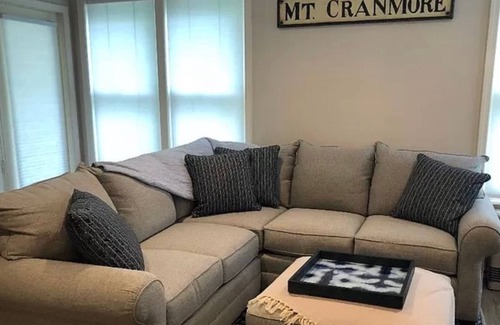 North Conway House | Scenic Family Condo in North Conway with Pool Access