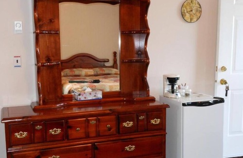 Barriere Hotel | Cozy Mountain Springs Motel & RV Park with Breakfast Included