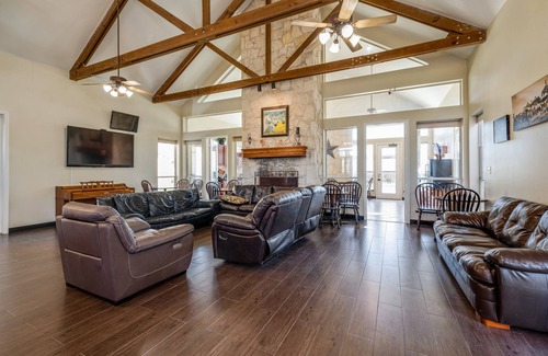 Bee Cave Hotel | Discover Mountain Star Lodge: Family-Friendly with Pool & Dining
