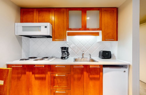Whistler Village Apartment | Cozy Mountain Studio: Jetted Tub & Fireplace, Walk to Lifts