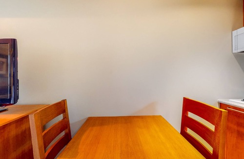 Whistler Village Apartment | Cozy Mountain Studio: Jetted Tub & Fireplace, Walk to Lifts