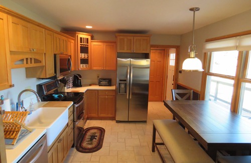 Carriage Hills House | Inviting Mountain Sunrise Cabin with Hot Tub & Lake View
