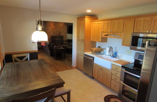 Carriage Hills House | Inviting Mountain Sunrise Cabin with Hot Tub & Lake View