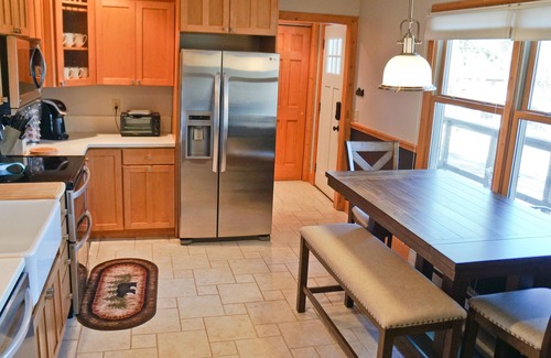 Carriage Hills House | Inviting Mountain Sunrise Cabin with Hot Tub & Lake View