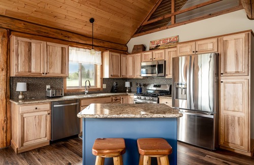 Ennis Cabin | Cozy Mountain Tee Log Home Near the Madison River