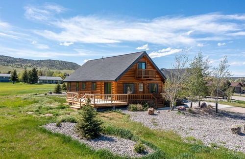Ennis Cabin | Cozy Mountain Tee Log Home Near the Madison River