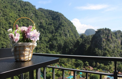 Ulu Kinta Apartment | Cozy Suite with Mountain & Theme Park Views - 10/10 Rating