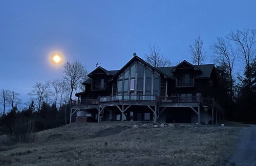 Corinth Cabin | Dream Log Cabin Retreat on Mountain Top, Pet-Friendly Escape