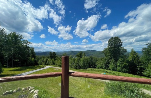 Corinth Cabin | Dream Log Cabin Retreat on Mountain Top, Pet-Friendly Escape