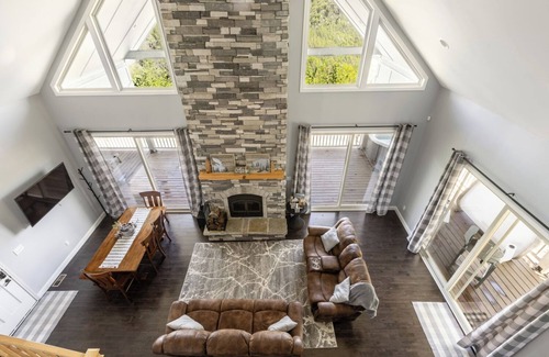 Vein Mountain House | Idyllic Blue Ridge Mountain Escape with Hot Tub & WiFi