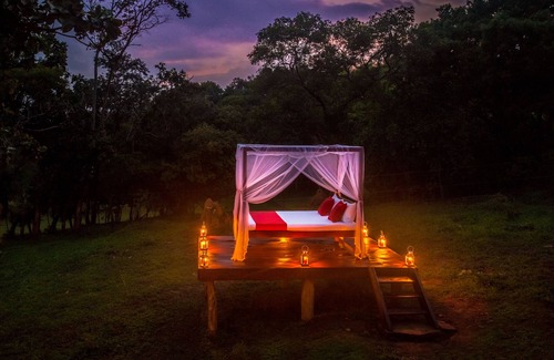 Imbulpe Ski Chalet | Scenic Mountain Top Glamping Suite with Star Bed Retreat
