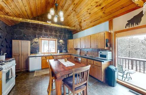 Custer House | Discover Mountain-Top Haven: Family-Friendly Retreat