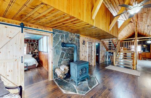 Custer House | Discover Mountain-Top Haven: Family-Friendly Retreat