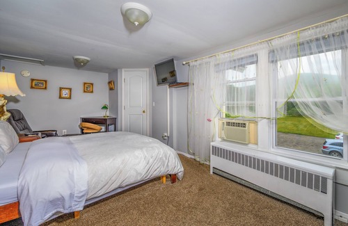 Maplecrest Bed & Breakfast | Discover Mountain Treasure B&B: Highly Rated Breakfast Stay