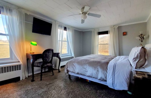 Maplecrest Bed & Breakfast | Discover Mountain Treasure B&B: Highly Rated Breakfast Stay