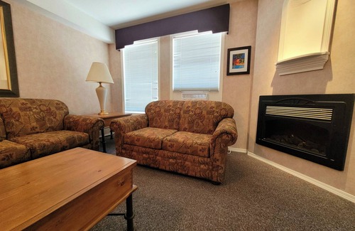 East Kootenay Condo | Mountain View Condo with Sofabed and Aircon
