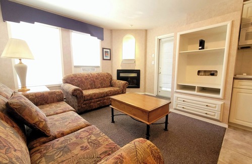 East Kootenay Condo | Mountain View Condo with Sofabed and Aircon
