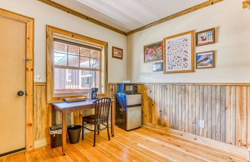 White Salmon Cabin | Mountain & valley-view dog-friendly cabin with courtyard, partial AC, and WiFi
