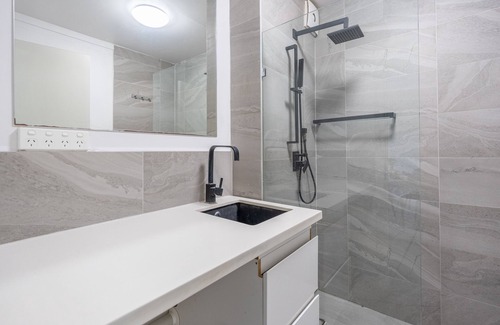 Mount Gravatt East Apartment | Mountain View Serenity Apartment: Top Rated with Great Amenities
