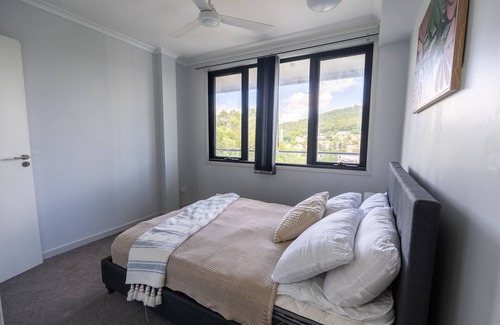 Mount Gravatt East Apartment | Mountain View Serenity Apartment: Top Rated with Great Amenities