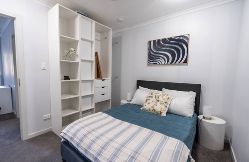 Mount Gravatt East Apartment | Mountain View Serenity Apartment: Top Rated with Great Amenities