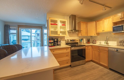 Canmore Condo | Top Floor Mountain View Condo with Breakfast & Kitchen