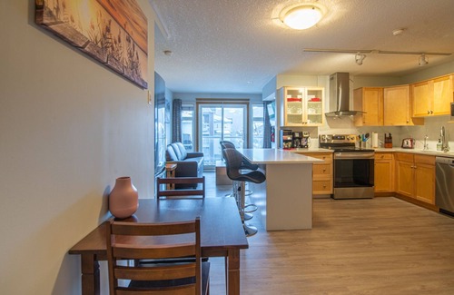 Canmore Condo | Top Floor Mountain View Condo with Breakfast & Kitchen