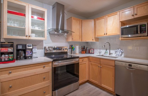 Canmore Condo | Top Floor Mountain View Condo with Breakfast & Kitchen