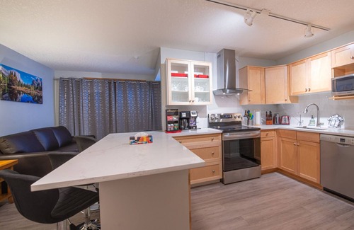 Canmore Condo | Top Floor Mountain View Condo with Breakfast & Kitchen