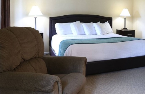 Cheat Lake House | Scenic Mountain View 2BR in Morgantown with Pool & Breakfast