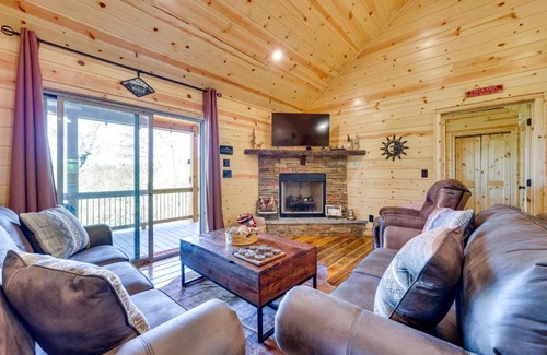 Murphy House | Cozy Murphy Cabin with Mountain Views & Family-Friendly Perks