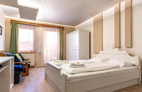 Thorl Hotel | Scenic Mountain View Apartments with Hot Tub & Breakfast