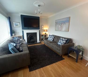 Newcastle House | Scenic Mountain View Bungalow: Family-Friendly Retreat
