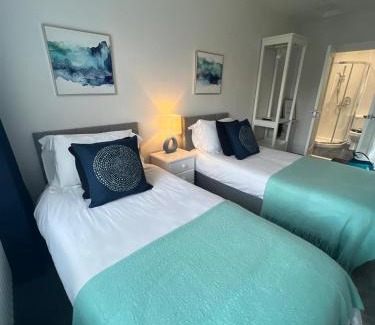 Newcastle House | Scenic Mountain View Bungalow: Family-Friendly Retreat